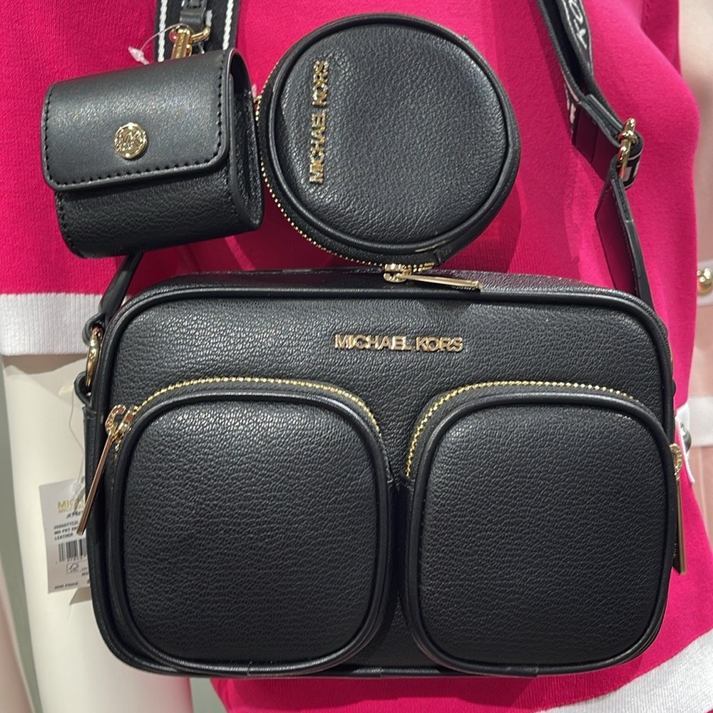 Michael Kors Jet Set Md Leather Crossbody Bag with Case Apple Airpods Pro®
Black - Picture 14 of 16